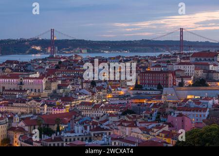 Portugal, Lissabon, Bezirk Graca, Miradouro da Senhora do Monte, Panoramablick auf die Stadt in der Abenddämmerung und die Brücke vom 25. April im Hintergrund Stockfoto