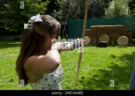 September 2023. Halesworth, Suffolk. Bogenschießunterricht für Besucher der Halesworth 800-Festlichkeiten. Im Stadtpark von Halesworth treffen sich Reenactoren, historische Künstler und Aussteller, um das 800-jährige Jubiläum der Marktstadt Halesworth zu feiern. König Heinrich III. Verlieh der Stadt Suffolk 1223 eine Marktcharta. Stockfoto