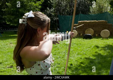 September 2023. Halesworth, Suffolk. Bogenschießunterricht für Besucher der Halesworth 800-Festlichkeiten. Im Stadtpark von Halesworth treffen sich Reenactoren, historische Künstler und Aussteller, um das 800-jährige Jubiläum der Marktstadt Halesworth zu feiern. König Heinrich III. Verlieh der Stadt Suffolk 1223 eine Marktcharta. Stockfoto