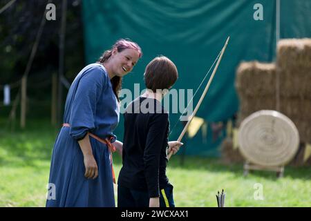 September 2023. Halesworth, Suffolk. Bogenschießunterricht für Besucher der Halesworth 800-Festlichkeiten. Im Stadtpark von Halesworth treffen sich Reenactoren, historische Künstler und Aussteller, um das 800-jährige Jubiläum der Marktstadt Halesworth zu feiern. König Heinrich III. Verlieh der Stadt Suffolk 1223 eine Marktcharta. Stockfoto