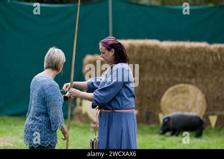 September 2023. Halesworth, Suffolk. Bogenschießunterricht für Besucher der Halesworth 800-Festlichkeiten. Im Stadtpark von Halesworth treffen sich Reenactoren, historische Künstler und Aussteller, um das 800-jährige Jubiläum der Marktstadt Halesworth zu feiern. König Heinrich III. Verlieh der Stadt Suffolk 1223 eine Marktcharta. Stockfoto