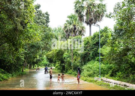 Kambodscha, Kampong Phluk, überflutete Straße Stockfoto