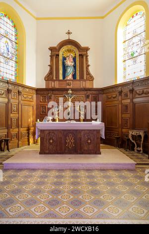 Frankreich, Meurthe et Moselle, Agincourt, Kirche Notre Dame de l'Assomption aus dem Jahr 1761, der Chor, die Holzpaneele aus dem 18. Jahrhundert mit dekorativen Mustern aus dem Karmeliterkloster von Nancy aus dem Jahr 1792, Jesus Christus am Kreuz, der Altar, die Buntglasfenster und die Statue der Jungfrau Maria, die das Kind hält Stockfoto