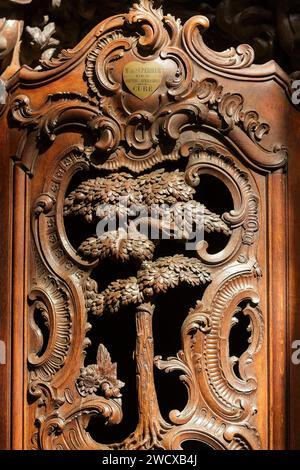 Frankreich, Meurthe et Moselle, Nancy, Detail einer Skulptur auf einem Beichtstuhl in Louis im 15. Stil von Eugene Vallin und Victor Huel Werkstätten im Jahr 1889 im Kirchenschiff Notre Dame de Bonsecours de Nancy, erbaut im 18. Jahrhundert vom Architekten Emmanuel hier, wo sich die Gräber von Katharina Opalinska und befinden Stanislas Leszczynski, Boulevard de Strasbourg Stockfoto