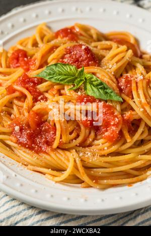 Italienische Spaghetti al Pomodoro Pasta mit Tomaten und Basilikum Stockfoto