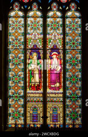 Frankreich, Meurthe et Moselle, Nancy, St. Epvre Basilika, erbaut im neogotischen Stil des Architekten Prosper Morey, Kirchenweihe im Jahr 1871, Buntglasfenster von Carl Geyling Werkstatt, die älteste 1841 gegründete Glasfenster-Werkstatt Österreichs, dies stellt auf der linken Seite Saint Francois de Sales dar, auf der rechten Seite Saint Charles Borromee, Place Saint Epvre Stockfoto