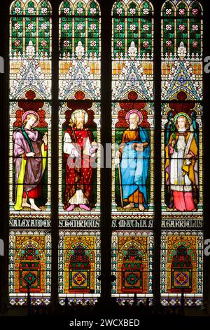 Frankreich, Meurthe et Moselle, Nancy, St. Epvre Basilika, erbaut im neogotischen Stil des Architekten Prosper Morey, Kirchenweihe im Jahr 1871, Buntglasfenster von Carl Geyling Werkstatt, die älteste 1841 gegründete Glasfenster-Werkstatt Österreichs, die von links nach rechts St. Alexander, St. Heinrich, St. Mathäus, Erzengel Gabriel, Place Saint Epvre repräsentiert Stockfoto