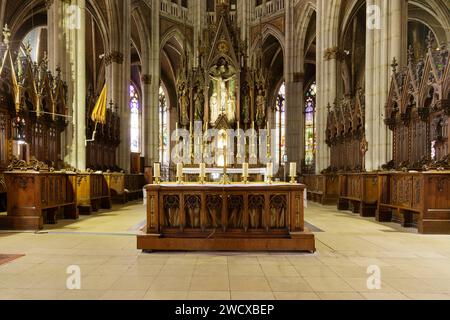 Frankreich, Meurthe et Moselle, Nancy, St. Epvre Basilika im neogotischen Stil von Architekt Prosper Morey erbaut, die Weihe der Kirche im Jahr 1871, der Altar, die Stühle und der Altar des Chors mit Jesus Christus am Kreuz, an seinen Seiten von links nach rechts St. Epvre, St. Paul, St. Peter und St. Sigisbert, am Place Saint Epvre Stockfoto