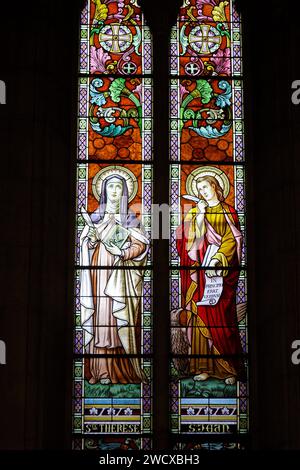 Frankreich, Meurthe et Moselle, Nancy, St. Joseph Kirche im Jahre 1905 erbaut im neoromanischen Stil von dem Architekten Leopold Amedee Hardy, Buntglasfenster des Glasmeisters von Nancy Georges Janin, links Saint-Therese und rechts Saint-Jean, Rue Mon Desert Stockfoto