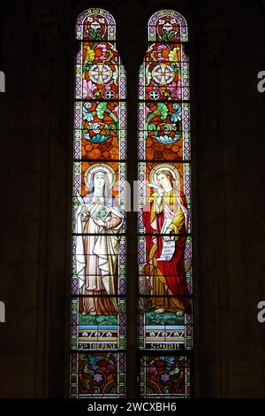 Frankreich, Meurthe et Moselle, Nancy, St. Joseph Kirche im Jahre 1905 erbaut im neoromanischen Stil von dem Architekten Leopold Amedee Hardy, Buntglasfenster des Glasmeisters von Nancy Georges Janin, links Saint-Therese und rechts Saint-Jean, Rue Mon Desert Stockfoto