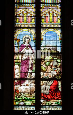 Frankreich, Meurthe et Moselle, Nancy, Kirche Saint Joseph, erbaut 1905 im neoromanischen Stil vom Architekten Leopold Amedee Hardy, Buntglasfenster des Glasmeisters von Nancy Emile Richard, der Saint Odile vertritt, seit 1946 Patronin des elsässischen Gebietes, links die Benediktinergewohnheit trägt; Rue Mon Desert Stockfoto