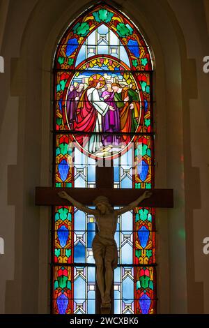 Frankreich, Meurthe et Moselle, Champenoux, Saint Barthelemy Kirche 1923 nach ihrer Zerstörung durch die deutschen während der Schlacht von Grand Couronne im September 1914 wiederaufgebaut, Buntglasfenster des Chors im Jahr 1928-1929 von Glasmeister Jacques Gruber, der Jesus Christus repräsentiert Stockfoto