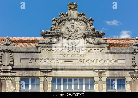 Frankreich, Meurthe et Moselle, Nancy, Giebel der ehemaligen Alfred Mezieres Schule heute Alfred Mezieres, erbaut von dem Architekten Jean frederic Wielhorski im Art déco-Stil, Rue Alfred Mezieres Stockfoto