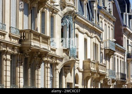 Frankreich, Meurthe et Moselle, Nancy, Fassadenreihe, darunter im Vordergrund das Haus Gaudin, das 1899 vom Architekten Georges Biet erbaut wurde, 97 Rue Charles III für den Lederhändler Alphonse Gaudin, eines der ersten Gebäude im Jugendstil Ecole de Nancy mit dem ersten bekannten Buntglasfenster von Jacques Gruber genannt Tulipier (Tulpenbaum) und eine Skulptur einer Frau, deren Körper in Vegetation und Tiefrelief-Fries eingewickelt ist, die Pflanzen von Eugene Vallin darstellt, in der Rue Charles III Stockfoto