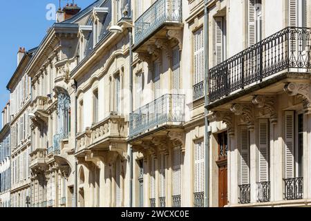 Frankreich, Meurthe et Moselle, Nancy, Fassadenreihe, darunter im Hintergrund die des 1899 vom Architekten Georges Biet erbauten Gaudin-Hauses, 97 Rue Charles III für den Lederhändler Alphonse Gaudin, eines der ersten Gebäude im Jugendstil Ecole de Nancy mit dem ersten bekannten Buntglasfenster von Jacques Gruber genannt Tulipier (Tulpenbaum) und eine Skulptur einer Frau, deren Körper in Vegetation und Tiefrelief-Fries eingewickelt ist, die Pflanzen von Eugene Vallin darstellt, in der Rue Charles III Stockfoto