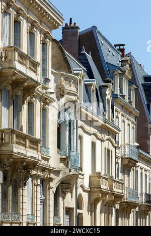 Frankreich, Meurthe et Moselle, Nancy, Fassadenreihe, darunter im Vordergrund das Haus Gaudin, das 1899 vom Architekten Georges Biet erbaut wurde, 97 Rue Charles III für den Lederhändler Alphonse Gaudin, eines der ersten Gebäude im Jugendstil Ecole de Nancy mit dem ersten bekannten Buntglasfenster von Jacques Gruber genannt Tulipier (Tulpenbaum) und eine Skulptur einer Frau, deren Körper in Vegetation und Tiefrelief-Fries eingewickelt ist, die Pflanzen von Eugene Vallin darstellt, in der Rue Charles III Stockfoto