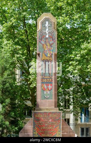 Frankreich, Meurthe et Moselle, Nancy, Denkmal genannt Croix de Bourgogne (Burgunderkreuz) von Victor Prouve Mitglied der Ecole de Nancy (Schule von Nancy) 1928 im Art déco-Stil an der gleichen Stelle des ehemaligen Saint-Jean-Teiches, wo 1477 nach der Schlacht von Nancy die Leiche von Charles le Temeraire gefunden wurde, die Herzog Rene den zweiten mit dem Wappen des Herzogtums Lothringen und des Herzogs darstellt Kreuz von Lothringen als Zeichen des Sieges im Croix de Bourgogne Public parc Stockfoto