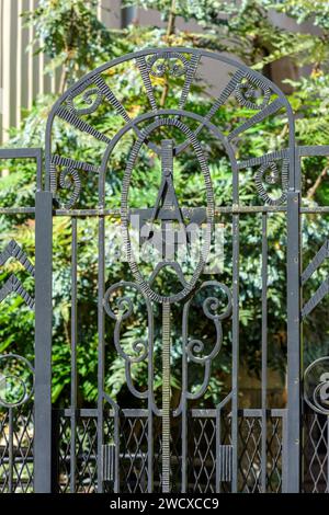 Frankreich, Meurthe et Moselle, Nancy, Detail der Schmiedearbeiten aus Schmiedeeisen im Art déco-Stil des Zauns der Villa Les Colombes, die 1925 vom Architekten Charles Masson für seine Schwiegereltern erbaut wurde, in der Rue du General Clinchant im Stadtteil Saurupt parc Stockfoto