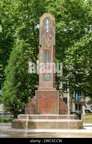 Frankreich, Meurthe et Moselle, Nancy, Denkmal genannt Croix de Bourgogne (Burgunderkreuz) von Victor Prouve Mitglied der Ecole de Nancy (Schule von Nancy) 1928 im Art déco-Stil an der gleichen Stelle des ehemaligen Saint-Jean-Teiches, wo 1477 nach der Schlacht von Nancy die Leiche von Charles le Temeraire gefunden wurde, die Herzog Rene den zweiten mit dem Wappen des Herzogtums Lothringen und des Herzogs darstellt Kreuz von Lothringen als Zeichen des Sieges im Croix de Bourgogne Public parc Stockfoto