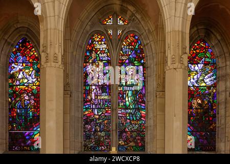 Frankreich, Meurthe et Moselle, Villers les Nancy, Sainte Therese de l'Enfant Jesus Kirche im eklektischen Stil, der Art déco, Roman und Gotik verbindet, Boulevard Beaudricourt, Baubeginn 1930 durch den Architekten Jules Criqui und Ende 1970 durch den Architekten Maurice Baier am Boulevard Beaudricourt im Parc du Placieux, Buntglasfenster des Chors Stockfoto