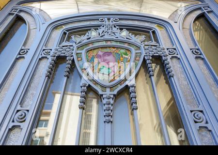 Frankreich, Meurthe et Moselle, Nancy, Musee de l’Ecole de Nancy (Museum der Nancy School) das Haupttor des ehemaligen Mecenn Eugene Corbin von Jules Cayette zum Corbin-Haus mit einem Buntglasfenster in Form eines Medaillons, das das Gesicht einer Frau des Glasmeisters Jacques Gruber darstellt Stockfoto