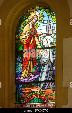 Frankreich, Meurthe et Moselle, Nancy, ehemalige Kirche des Konvents der Soeurs Visitandines (Visitandine-Schwestern), heute beherbergt die Conde-Schule, die 1924 vom Architekten Jules Criqui im Cure d'Air Public parc erbaut wurde. das Buntglasfenster des Glasmeisters Nancy Joseph Benoit aus dem Jahr 1935 repräsentiert die Erscheinung des Heiligen Herzens Jesu an die Heilige Margarete Marie Alacaoque im Jahr 1675 in der Stadt Paray le Monial Stockfoto