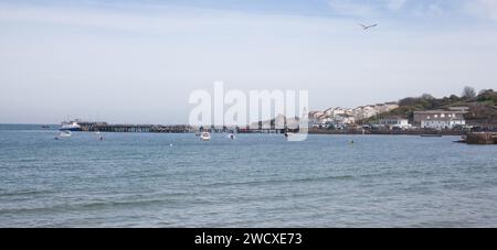 Blick auf den Pier vom Strand in Swanage, Dorset in Großbritannien Stockfoto