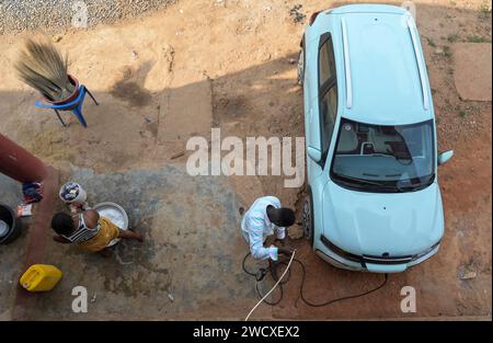 GHANA, GHANA, östliche Region, Nkawkaw, Elektromobilität, Hausladestation für Elektroautos, chinesisches Dongfeng EX1 Elektroauto Aufladen zu Hause / GHANA, Eastern Region, Nkawkaw, E-Mobilität, Heim-Ladestation, chinesisches Dongfeng EX1 E-Auto Stockfoto