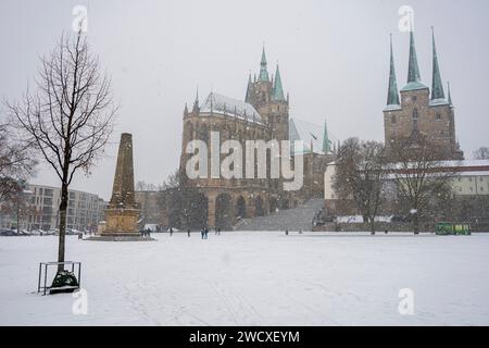 17/01/2024 - Erfurt: Blick über den eingeschneiten Erfurter Domplatz auf den Dom. Am Nachmittag des 17. Januar 2024 hat in Erfurt Schneefall eingesetzt. Der Deutsche Wetterdienst warnte vor gebietsweise starkem Schneefall im Freistatt Thüringen. /                     Foto: Jacob Schröter 017623787412 WINTEREINBRUCH mit SCHNEEFALL IN ERFURT *** 17 01 2024 Erfurt Blick über den schneebedeckten Erfurter Domplatz zum Dom am Nachmittag des 17. Januar begann in Erfurt der Schnee zu fallen, 2024 der Deutsche Wetterdienst warnt vor starkem Schneefall in einigen Gebieten des Freistaats Thüringen Foto J Stockfoto