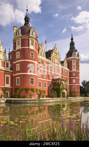 Neues Schloss im Park von Muskau (Park Muzakowski) bei Bad Muskau. UNESCO-Weltkulturerbe. Deutschland Stockfoto