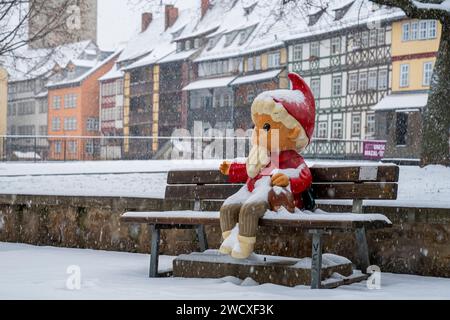 17/01/2024 - Erfurt: Der Sandmann auf einer Bank vor der Erfurter Krämerbrücke ist eingeschneit. Am Nachmittag des 17. Januar 2024 hat in Erfurt Schneefall eingesetzt. Der Deutsche Wetterdienst warnte vor gebietsweise starkem Schneefall im Freistatt Thüringen. /                     Foto: Jacob Schröter 017623787412 WINTEREINBRUCH mit SCHNEEFALL IN ERFURT *** 17 01 2024 Erfurt der Sandmann auf einer Bank vor der Erfurts Krämerbrücke wird im Schnee geschneit. 2024 der Deutsche Wetterdienst warnt vor starkem Schneefall in einigen Gebieten des Freistaates Thu Stockfoto