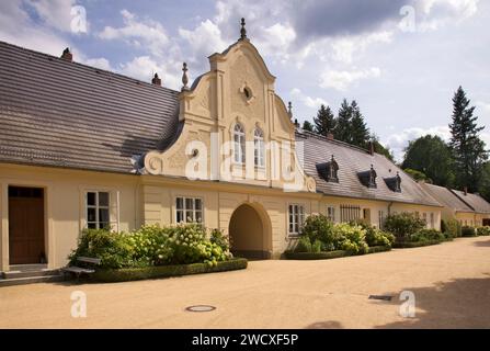 Schlossvorwerk im Park von Muskau (Park Muzakowski) bei Bad Muskau. UNESCO-Weltkulturerbe. Deutschland Stockfoto