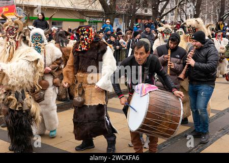 Reisende Zigeunermusiker und maskierte Kukeri aus Mazedonien beim Surva International Maskerade and Mummers Festival in Pernik, Bulgarien, Stockfoto