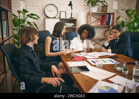 Multikulturelle professionelle Geschäftsleute arbeiten gemeinsam an der Forschung und Analyse von Projekten im Besprechungsraum. Stockfoto