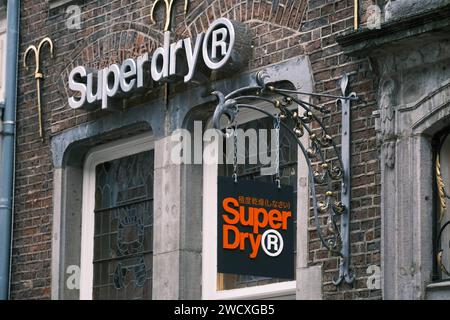 REKORDDATUM NICHT ANGEGEBEN Düsseldorf 17.01.2024 Super Dry Superdry Logo Schriftzug Flinger Strasse Altstadt Düsseldorf Nordrhein-Westfalen Deutschland *** Düsseldorf 17 01 2024 Super Dry Superdry Logo Schriftzug Flinger Strasse Altstadt Düsseldorf Nordrhein-Westfalen Deutschland Stockfoto