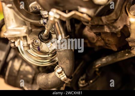 Nahaufnahme eines Wastegate-Ventils in einem Turbomotor, das Präzision und Technologie hervorhebt. Stockfoto