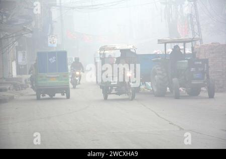 Ein Blick auf Smog bedeckte den Himmel während des nebeligen Wetters der Wintersaison, der am Mittwoch, den 17. Januar 2024, über dem Horizont von Gujranwala erfasst wurde. Stockfoto