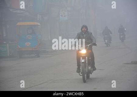 Ein Blick auf Smog bedeckte den Himmel während des nebeligen Wetters der Wintersaison, der am Mittwoch, den 17. Januar 2024, über dem Horizont von Gujranwala erfasst wurde. Stockfoto