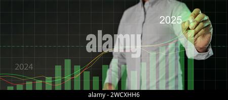 Frohes neues Jahr 2025. Ein Mann zeichnet ein Diagramm mit steigendem Diagramm, das Geschäftserfolg und Wachstum widerspiegelt. Geschäftsprognosen für mehr Wachstum, Gewinn und mehr Erfolg Stockfoto