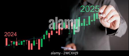Frohes neues Jahr 2025. Ein Mann zeichnet ein aufsteigendes Diagramm oder Diagramm, das den Erfolg und das Wachstum widerspiegelt. Geschäftsprognosen für mehr Wachstum, Gewinn und Steigerung f Stockfoto