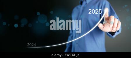Frohes neues Jahr 2025. Ein Mann zeichnet ein Diagramm mit steigender Kurve, die den Geschäftserfolg aus dem Finanz- und Investitionswachstum widerspiegelt. Geschäftliche Prognose für mehr Stockfoto