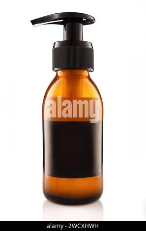 Dunkle kosmetische braune Glasflasche mit Spender isoliert auf weißem Hintergrund. Stockfoto