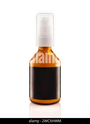 Dunkle kosmetische braune Glasflasche mit schwarzem Etikett isoliert auf weißem Hintergrund. Stockfoto