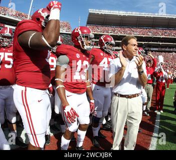 Nick Saban, Cheftrainer der University of Alabama von 2007 bis 2023, steht vor einem Spiel in Tuscaloosa am Rande. Nicholas Lou Saban Jr. ist Co Stockfoto