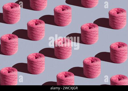 Muster eines rosafarbenen Nähgarns in einer Spule Stockfoto