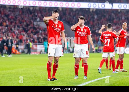 António Silva (L) und João Neves (R) von SL Benfica im Spiel der Liga Portugal 2023/24 zwischen Benfica und Rio Ave im Estádio do Sport Lisboa e Benfica. Endpunktzahl: Benfica 4 - 1 Rio Ave. Stockfoto