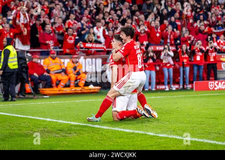 António Silva (L) und João Neves (R) von SL Benfica im Spiel der Liga Portugal 2023/24 zwischen Benfica und Rio Ave im Estádio do Sport Lisboa e Benfica. Endpunktzahl: Benfica 4 - 1 Rio Ave. Stockfoto