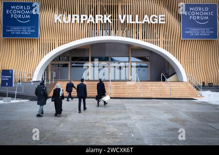 Davos, Schweiz. Januar 2024. Davos, CH 17. Januar 2024. Unternehmensleiter betreten das Kurpark Village beim World Economic Forum. Unter der Leitung von Klaus Schwab steht das Thema des 54. WEF für die Wiederherstellung des Vertrauens in die Zukunft innerhalb von Gesellschaften und zwischen Nationen. Andy Barton/Alamy Live News Stockfoto