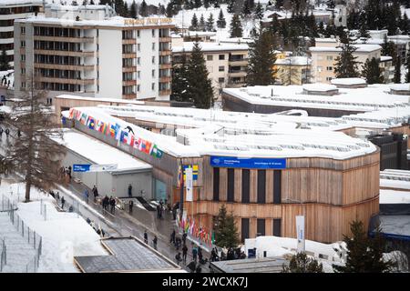 Davos, Schweiz. Januar 2024. Davos, CH 17. Januar 2024. Ein Überblick über das Kongresszentrum von Davos, in dem KI die Tagesordnung des diesjährigen Weltwirtschaftsforums dominiert. Unter der Leitung von Klaus Schwab steht das Thema des 54. WEF für die Wiederherstellung des Vertrauens in die Zukunft innerhalb von Gesellschaften und zwischen Nationen. Andy Barton/Alamy Live News Stockfoto