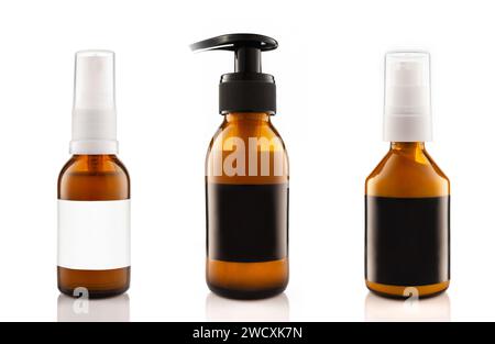 Dunkle kosmetische Braunglasflaschen mit schwarzen leeren Etiketten für Kosmetik isoliert auf weißem Hintergrund. Stockfoto